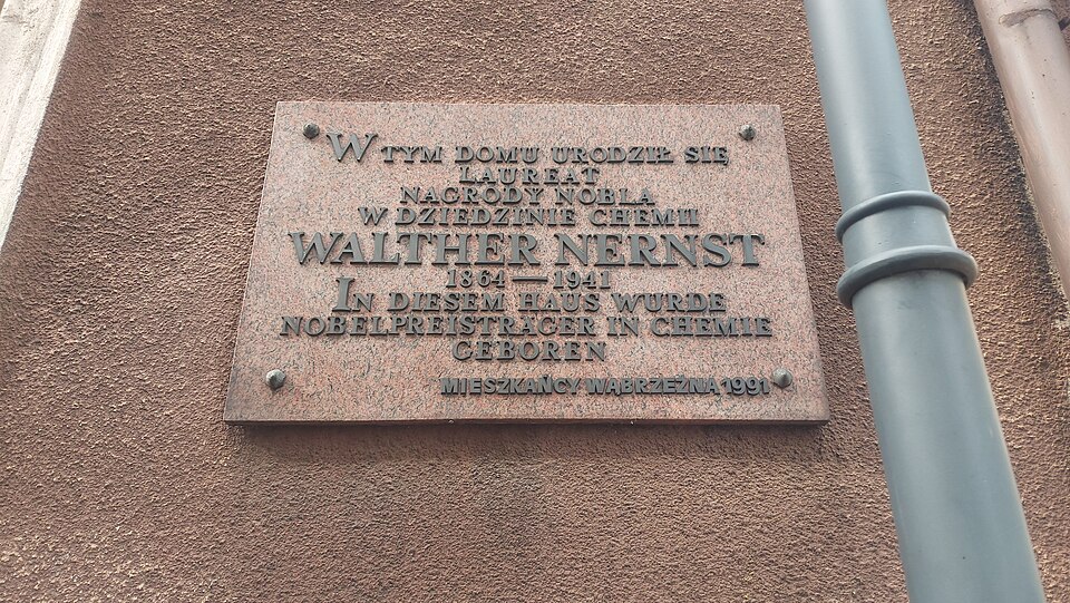 File:Tablica pamiątkowa ku pamięci Walthera Nersta.jpg