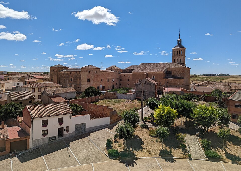 File:Vista de Grajal de Campos.jpg