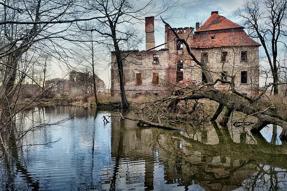 File:Zespół Pałacowy Studzieniec.jpg