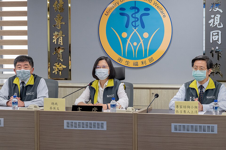 File:05.06 總統視導中央流行疫情指揮中心 (51162137365).jpg