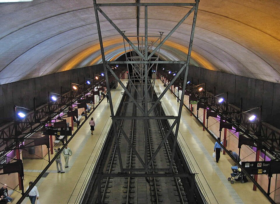 File:Barcelona Metro - La Pau.jpg