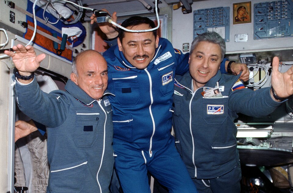 File:ISS-02 Soyuz TM-32 Taxi crewmembers.jpg