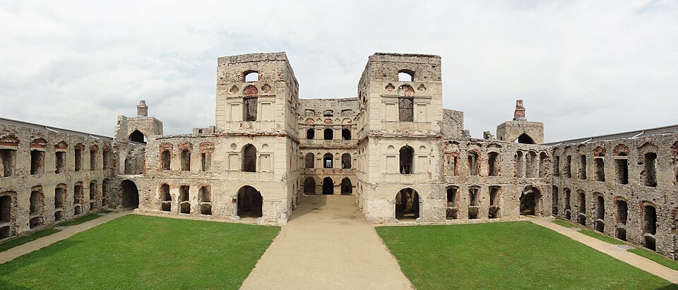 File:Krzyżtopór 2014 07 Dziedziniec.jpg