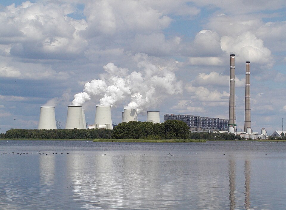 File:Peitz kraftwerk jaenschwalde sommer nah.jpg