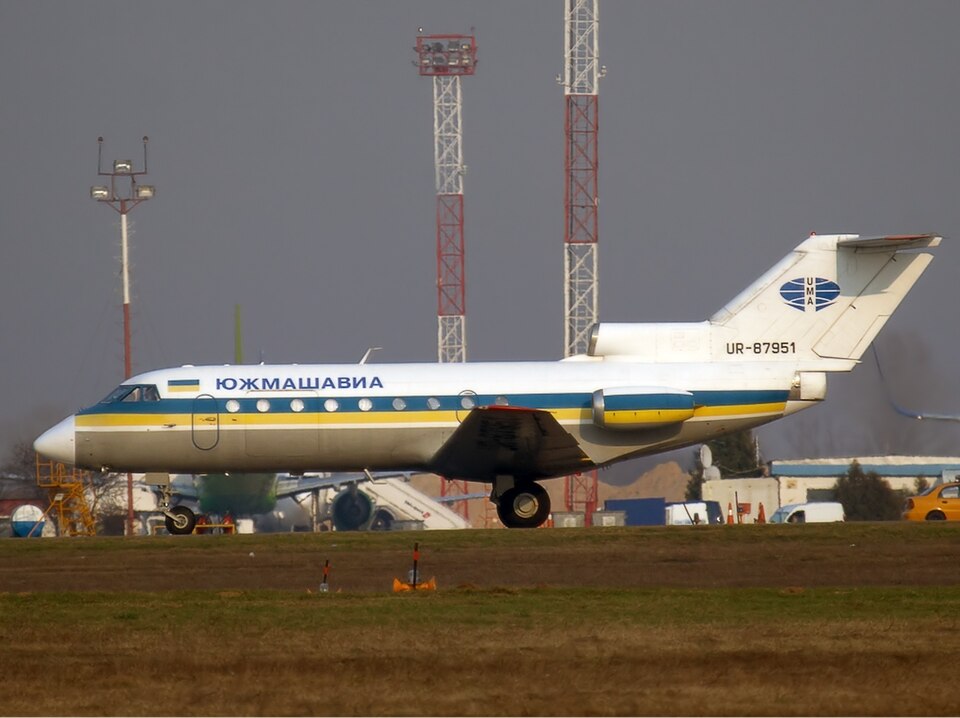 File:Yuzhmashavia Yakovlev Yak-40K Karpezo.jpg