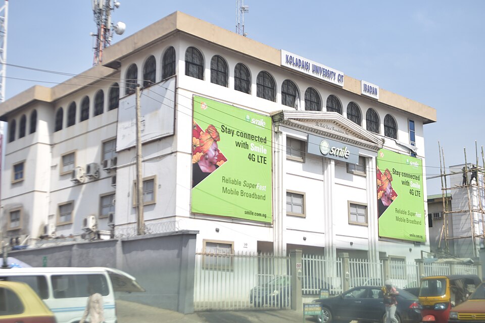 File:Kola Daisi University city building, Ibadan.jpg