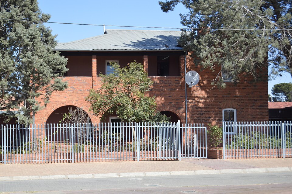 File:Mapikela House.jpeg