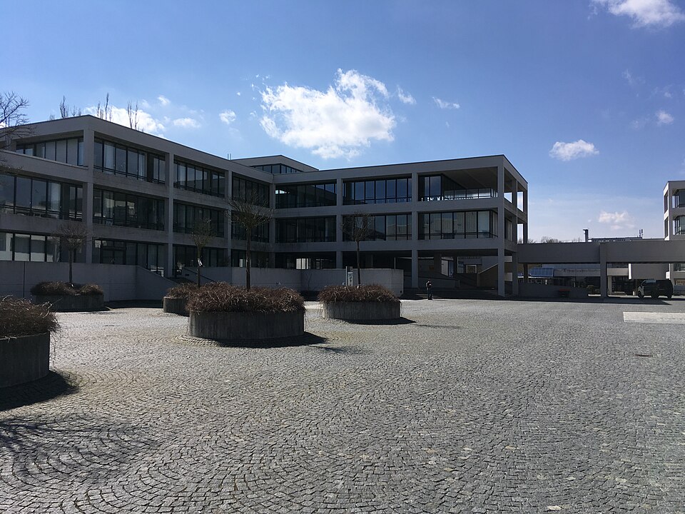 File:Präsidial- und Verwaltungsgebäude.jpg