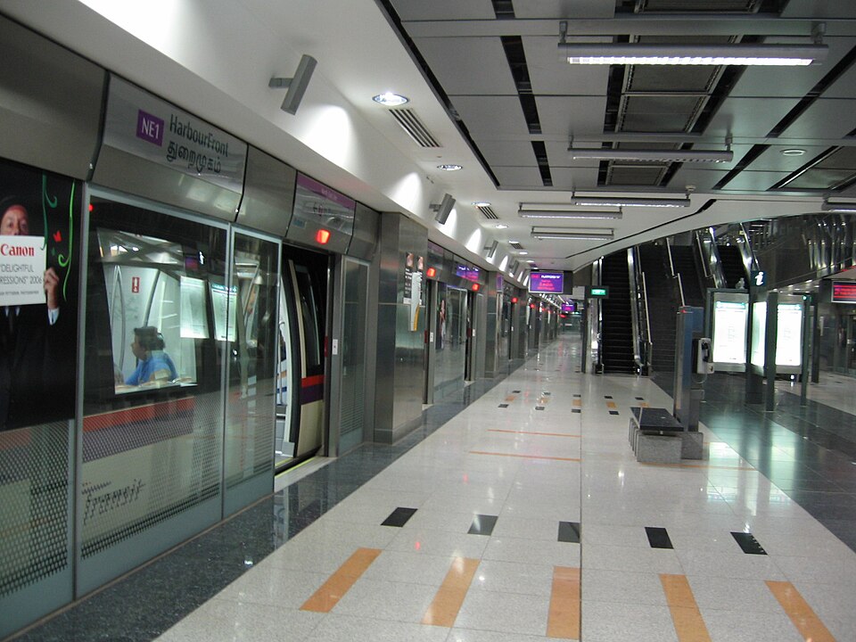 File:HarbourFront MRT Station, Aug 06.JPG