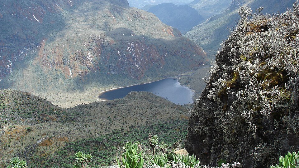 File:Ruwenzori Lake Bujuku 2.jpg