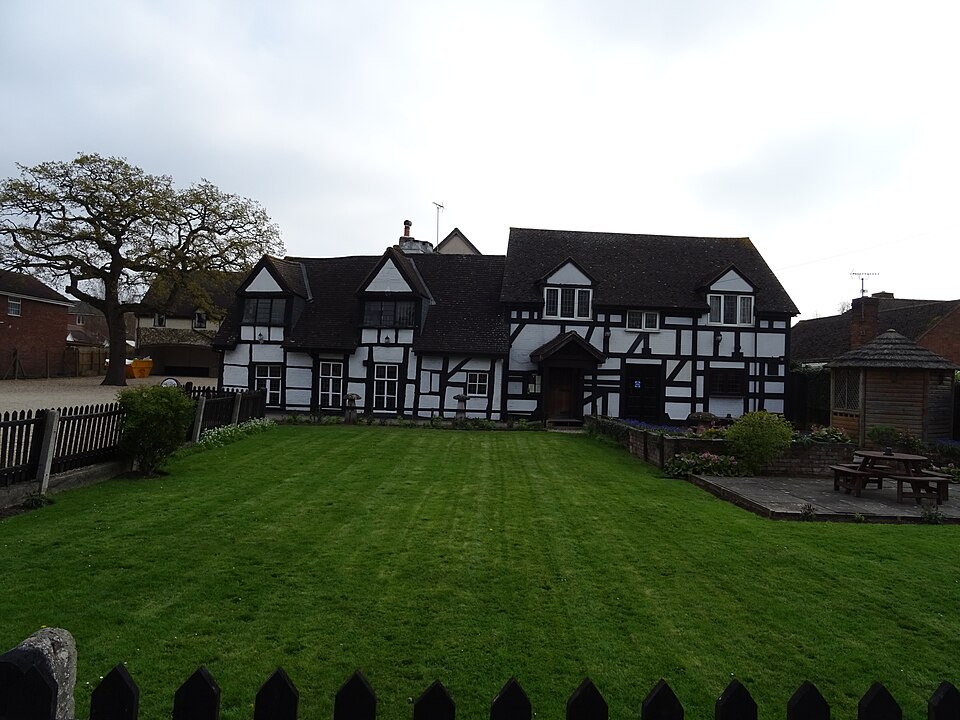 File:The Little Thatch, Quedgeley.jpg