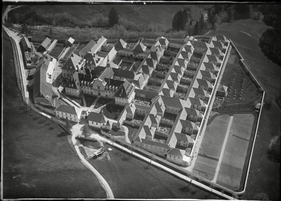 File:ETH-BIB-Kloster La Valsainte bei Charmey-Inlandflüge-LBS MH01-004911.tif