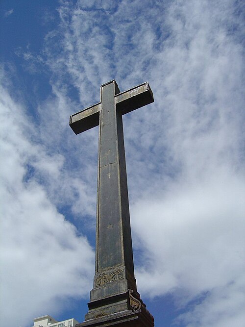 File:Honolulu Catholic Cemetery Iron Cross.jpg