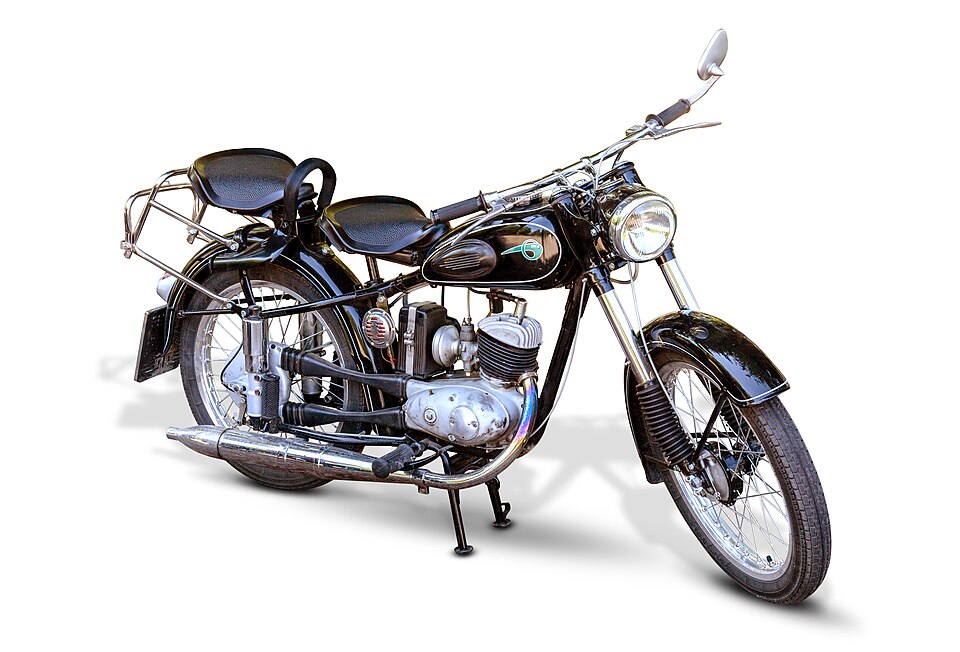 File:MZ RT 125 Pütnitz2018 noBG.jpg