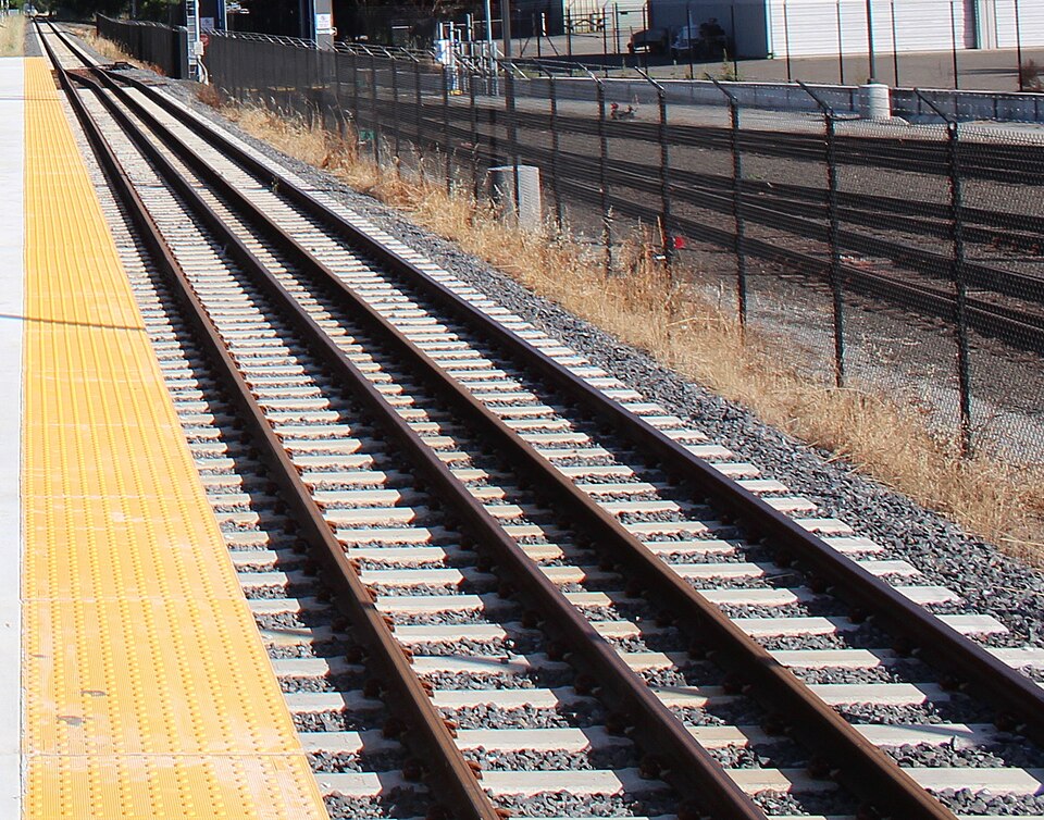 File:SMART-Station-Sonoma-County-Airport-gauntlet-track-2016-06-07-173221.jpg