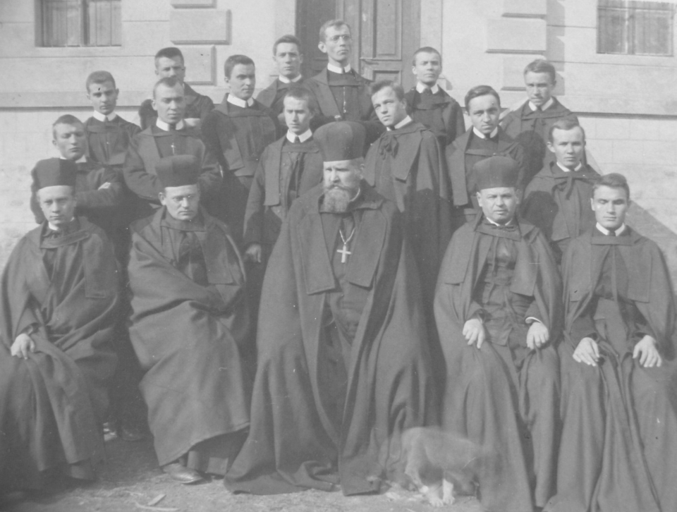 File:Sheptytsky with Seminarians.png