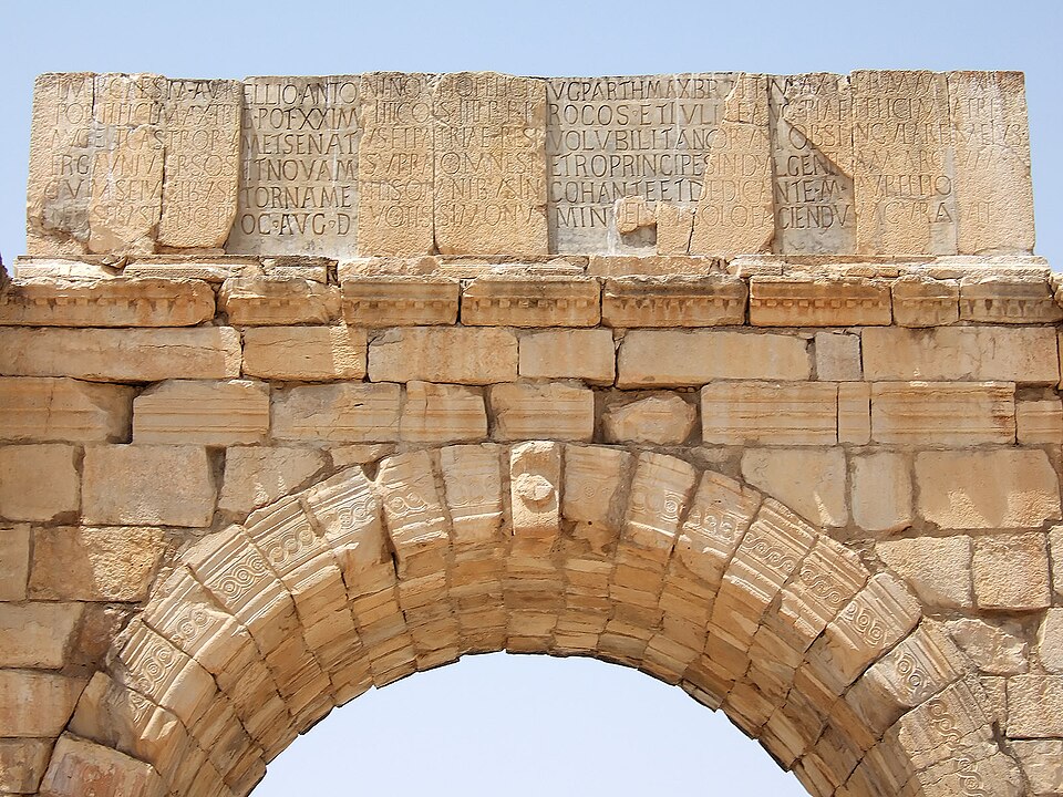File:Volubilis Triumphal Arch.jpg