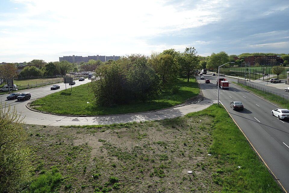 File:Arion Rd–88th St Conduit Bridge 13.jpg