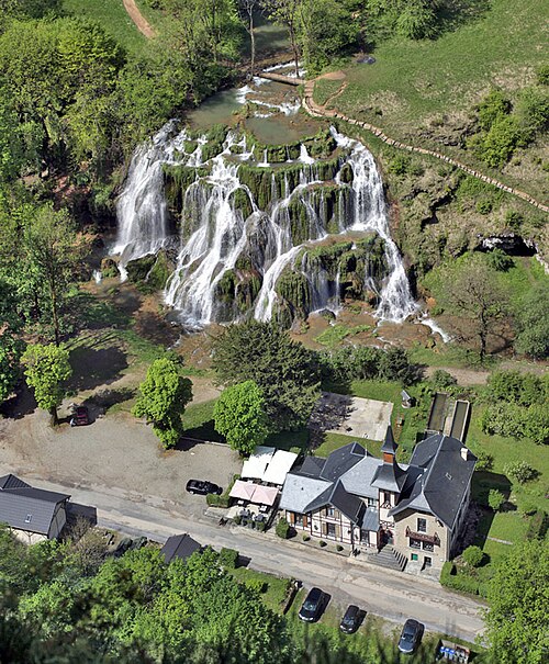 File:Domaine des cascades.jpg