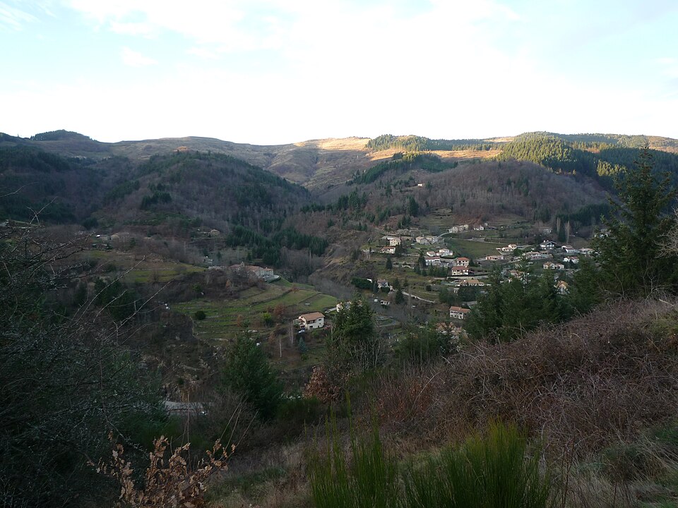 File:Mariac - Vue depuis Chaussinand.JPG