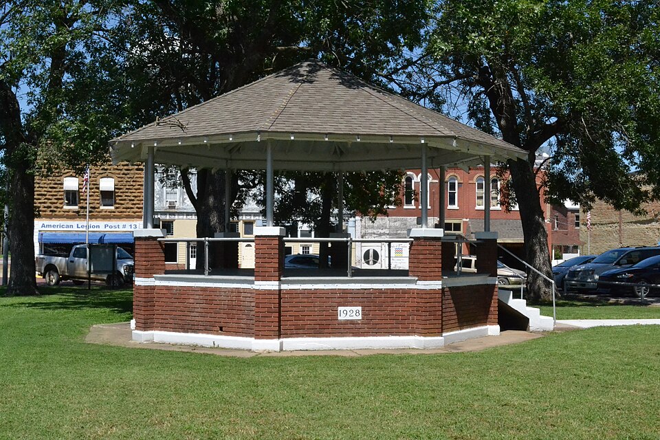 File:Bandstand, Yates Center, KS.jpg