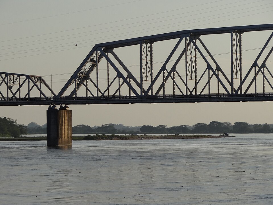 File:Puente Monumental. Puerto Berrio. Antioquia. Colombia.jpg
