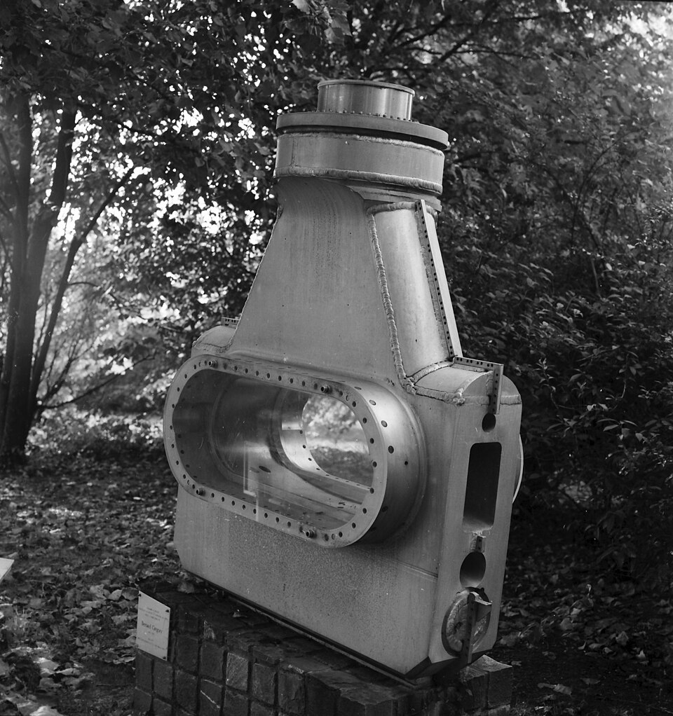 File:81 cm Saclay Bubble Chamber.jpg