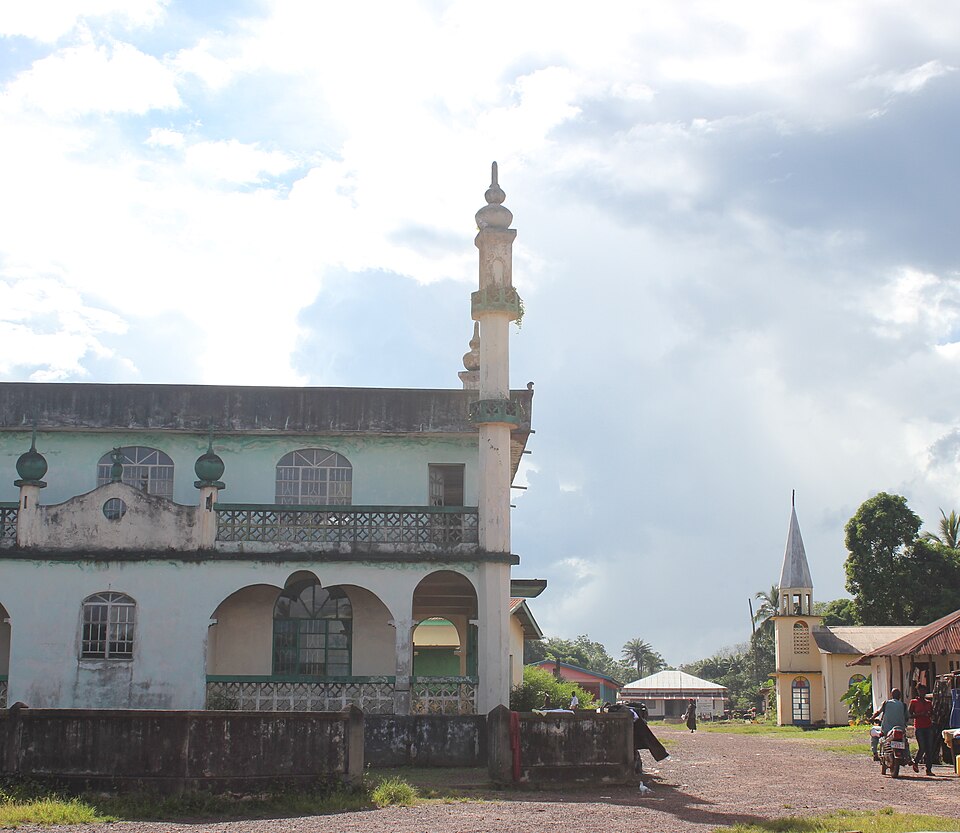File:Pendemdu Mosque and Church.JPG
