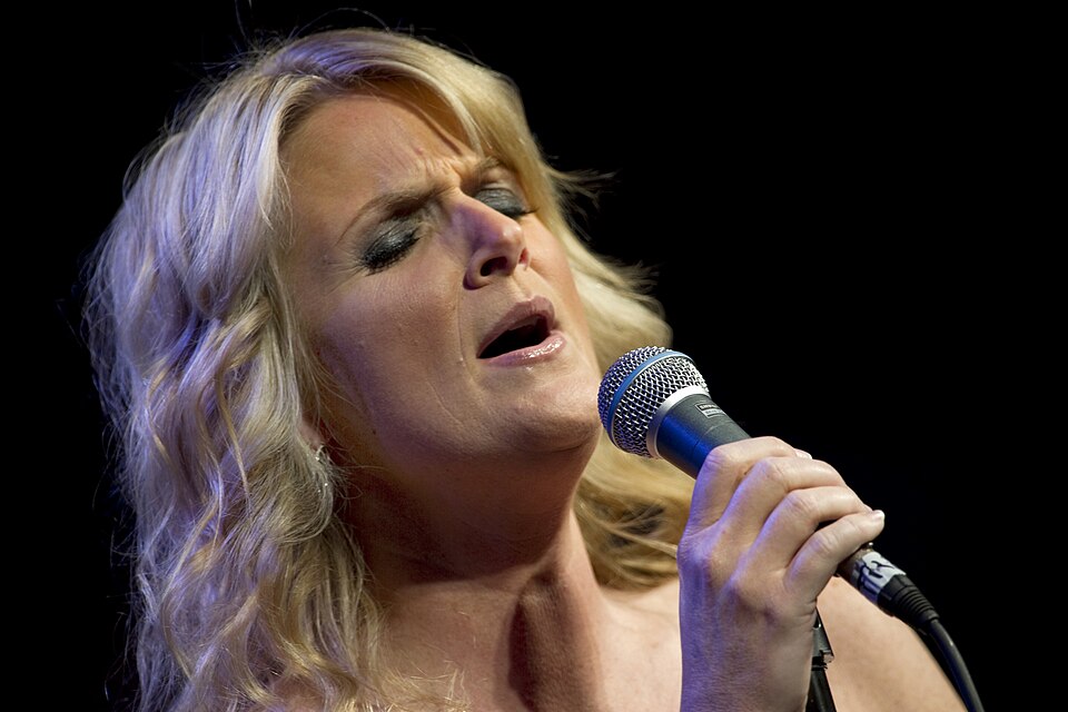 File:Trisha Yearwood USO 2010.jpg