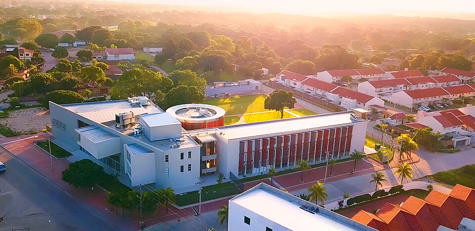 File:UPB SCZ, Bolivia.jpg