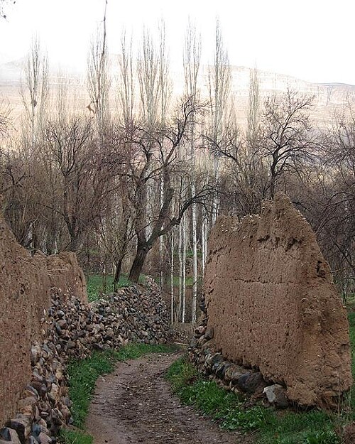 File:Village walls of Bijegan.jpg