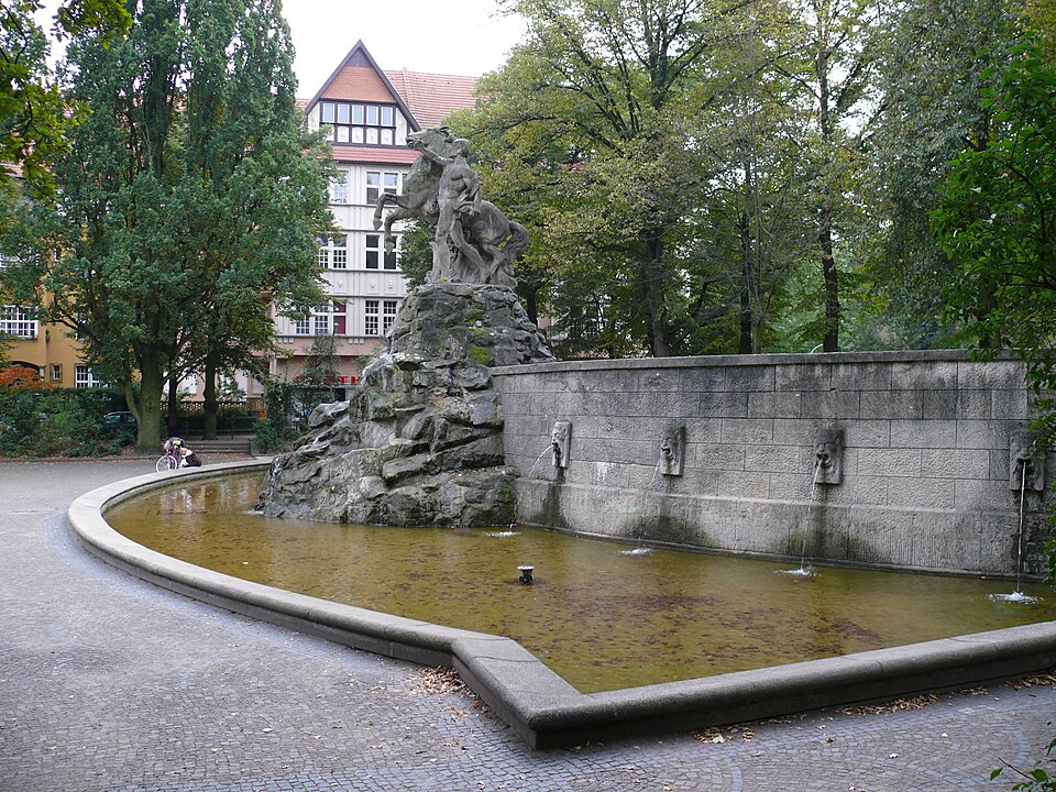 File:WilmersdorfRüdesheimerPlatz2.jpg
