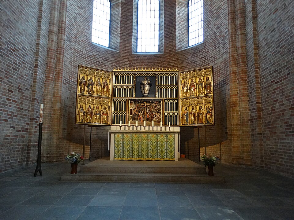 File:Altar of the Ratzeburg Cathedral.jpg