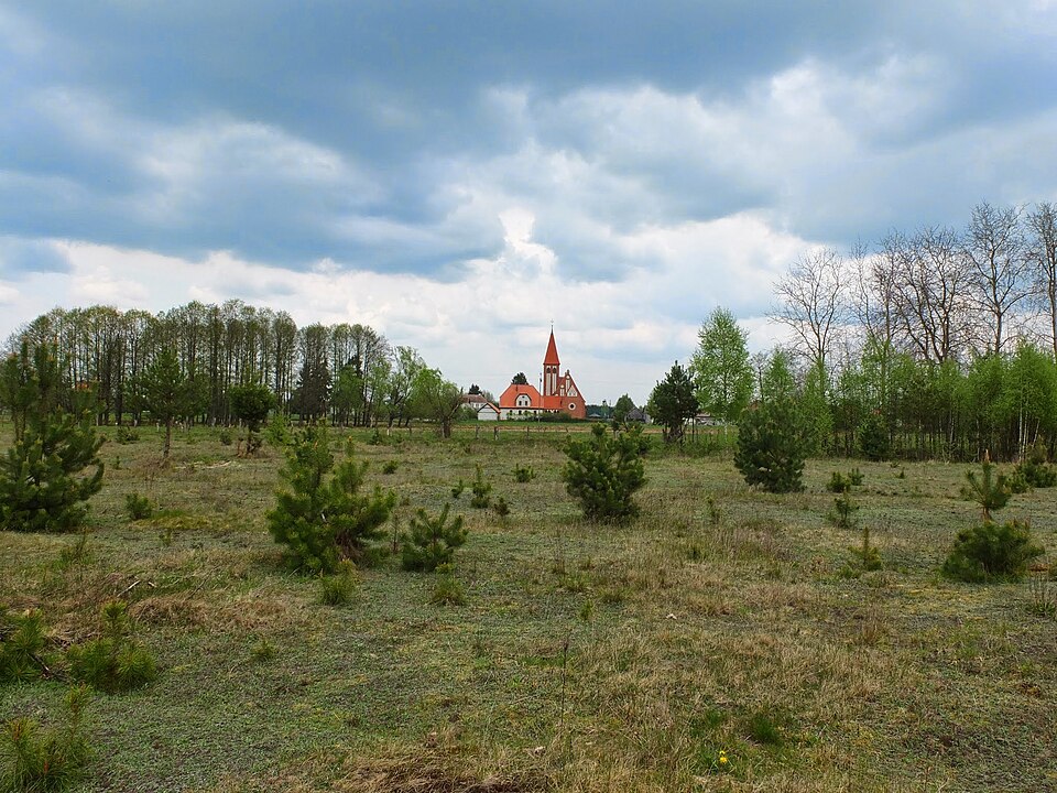 File:Gawrzyjałki - neogotycki kościół.jpg