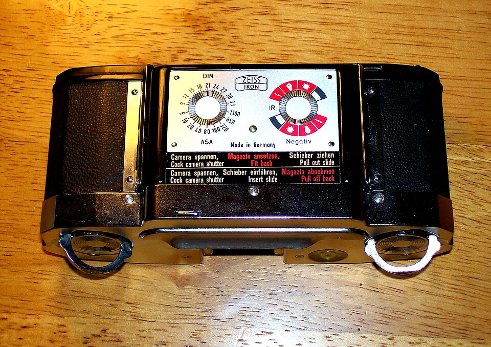File:Contaflex SuperB film back.JPG