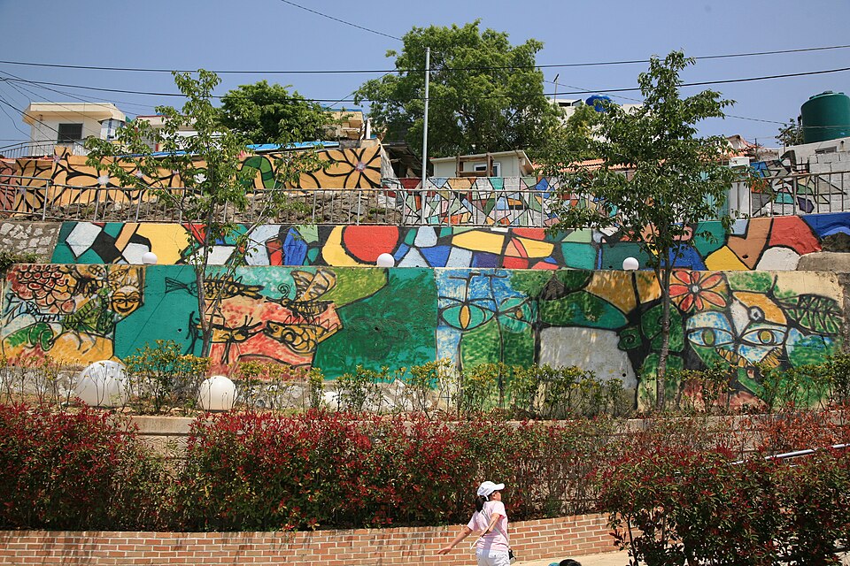 File:Korea-Tongyeong-Dongpirang Village-08.jpg