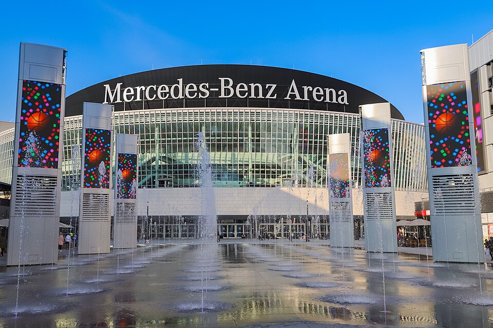 File:Mercedes Benz Dome Berlin (47035514414).jpg