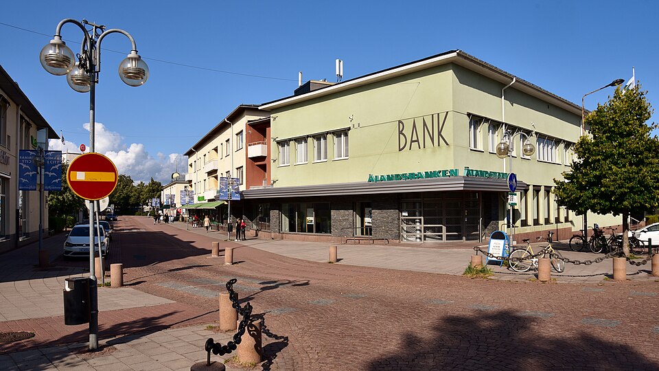 File:Ålandsbanken, Mariehamn, 2019 (01).jpg
