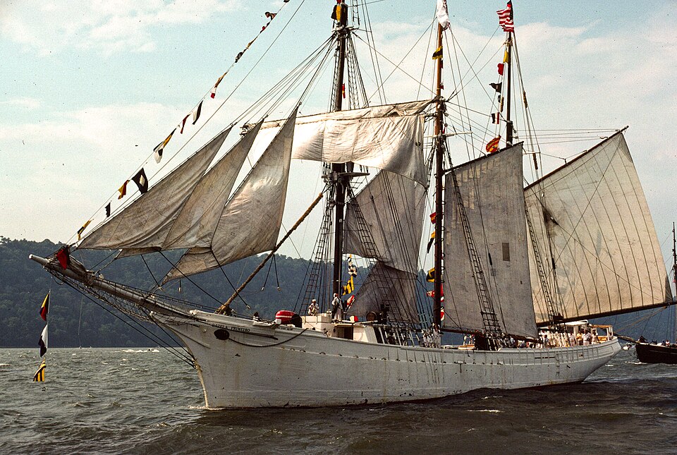 File:Gazela Primeiro (US) - OpSail76.jpg