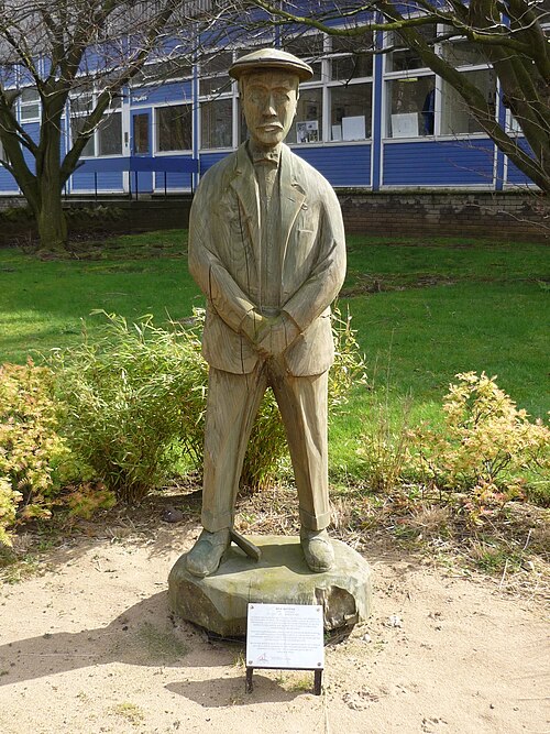 File:Bensayersstatue.JPG