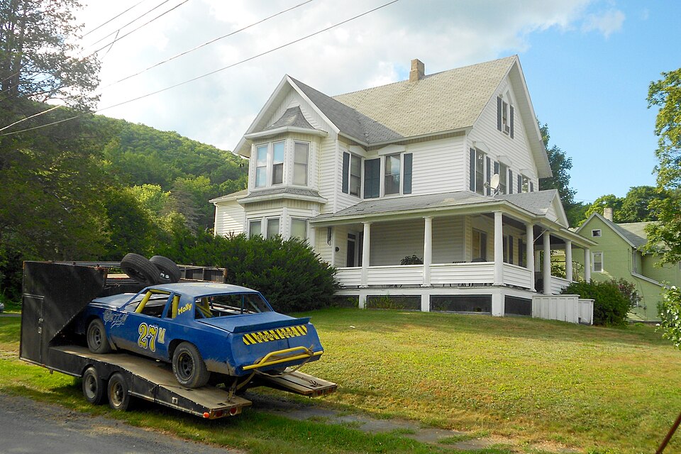 File:Oakland PA house with stock car.jpg
