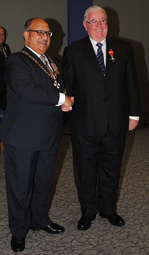 File:Pat Leonard MNZM investiture.jpg