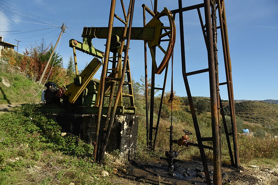 File:Puits pétrolier en Albanie.jpg