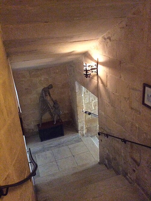 File:Underground stairs palazzo,parisio.jpg