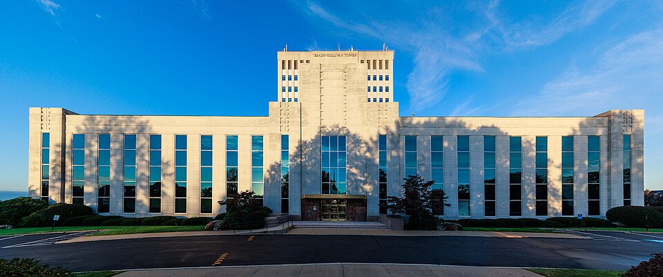 File:Brady-Sullivan Tower, Manchester New Hampshire.jpg