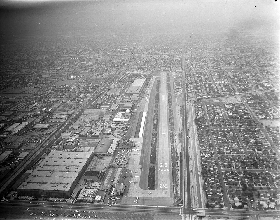 File:Hawthorne Municipal Airport 1972.jpg