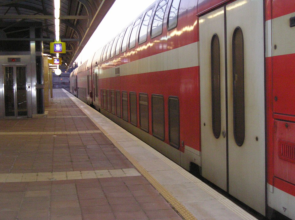 File:Hod HaSharon Railway Station.jpg