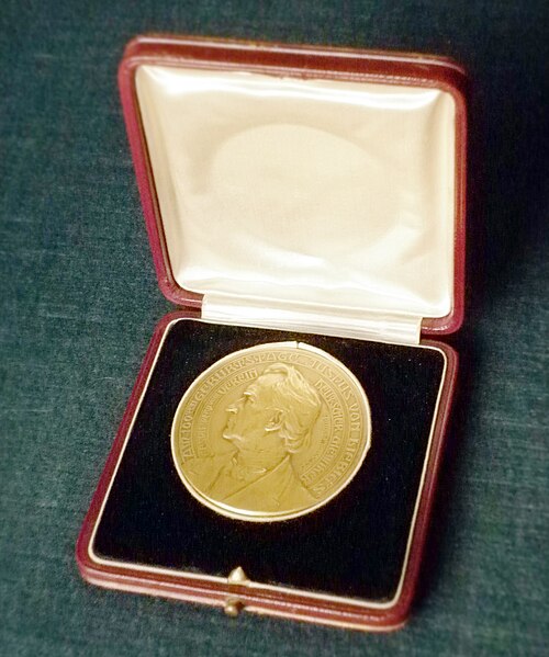 File:Justus von Liebig Medaille knietsch 24.05.1904.jpg
