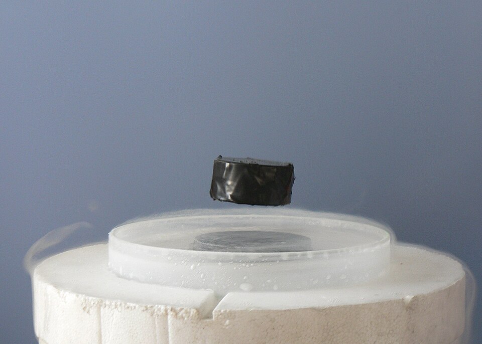 File:Meissner effect p1390048.jpg