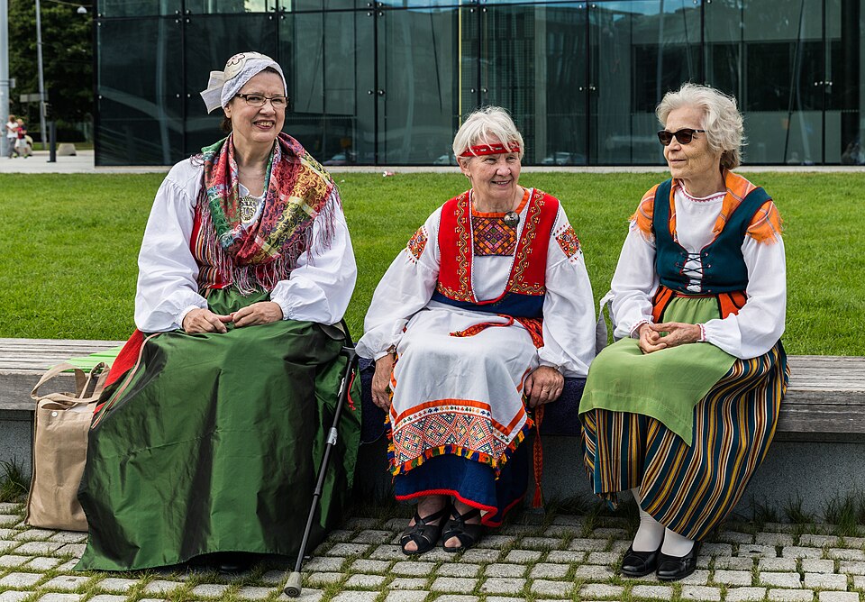 File:National Costumes, Finland 01.jpg